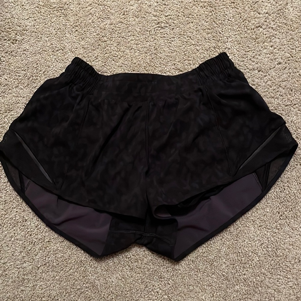Lululemon hottie hot shorts 2.5 size 8 in great condition